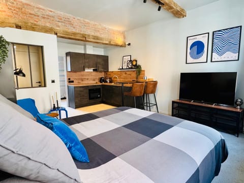 Photo of the whole room, Seating area