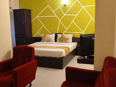 Bed, Seating area