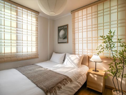 Bed, Photo of the whole room, Seating area, Bedroom