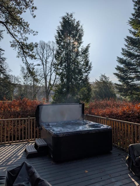 Hot Tub 3 Bed Lodge - Fallbarrow - Lake Windermere Chalet in Bowness-on-Windermere