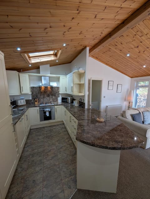 Hot Tub 3 Bed Lodge - Fallbarrow - Lake Windermere Chalet in Bowness-on-Windermere