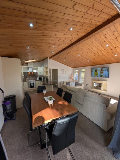 Hot Tub 3 Bed Lodge - Fallbarrow - Lake Windermere Chalet in Bowness-on-Windermere