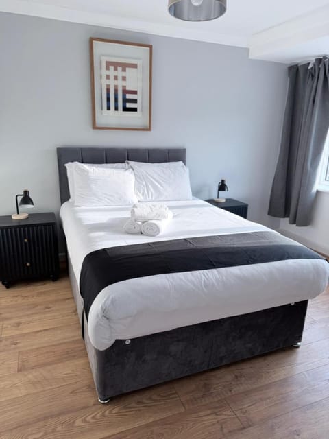 Bed, Photo of the whole room, Bedroom, towels
