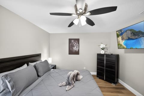 Bed, TV and multimedia, Bedroom