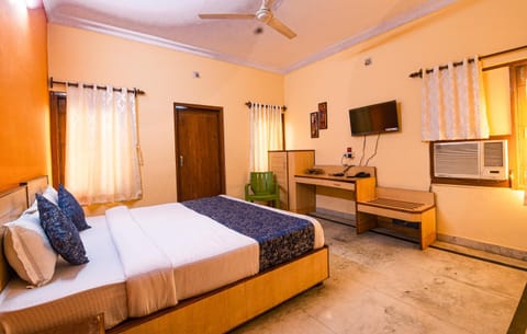 Bed, Evening entertainment, Bedroom, air conditioner