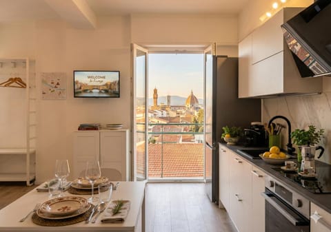 TV and multimedia, Kitchen or kitchenette, Dining area, City view, oven