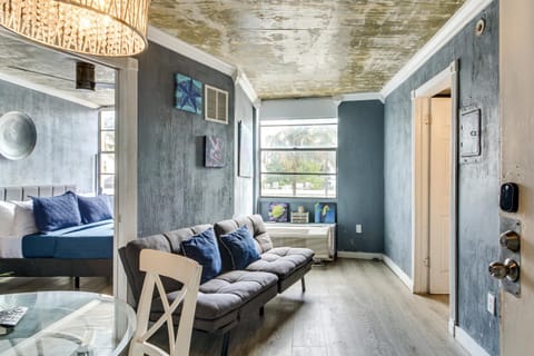 Walk to South Beach Shore! Art Deco Apartment Apartment in Flamingo Lummus