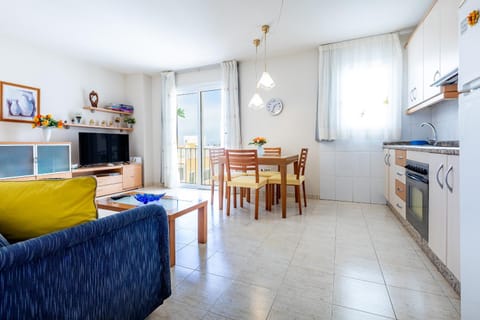 Kitchen or kitchenette, Seating area, Dining area