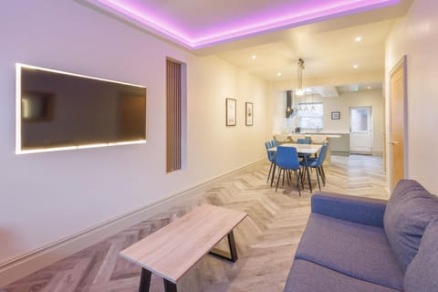 TV and multimedia, Kitchen or kitchenette, Living room, Seating area, Dining area