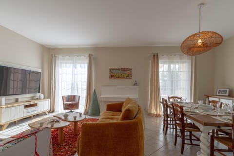 Communal lounge/ TV room, Living room, Seating area, Dining area