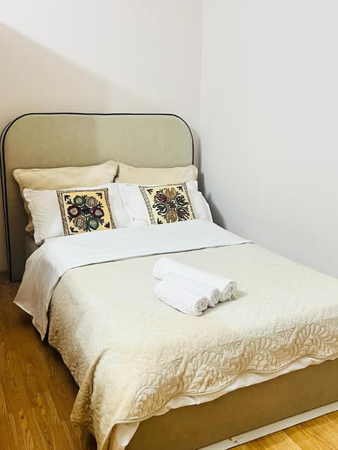 Bed, Bedroom, towels