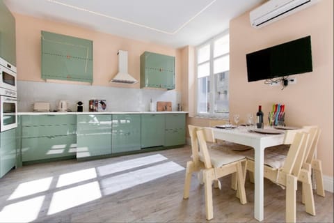 TV and multimedia, Kitchen or kitchenette, Dining area, oven, pet friendly, air conditioner