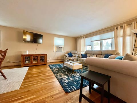Communal lounge/ TV room, TV and multimedia, Living room, Seating area