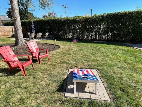 Spacious 4 bed Apt with 2 Living Areas Near Downtown Apartment in Illinois