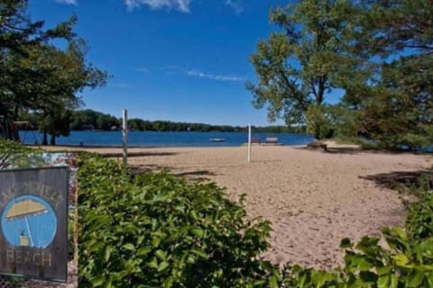 Spacious 4 bed Apt with 2 Living Areas Near Downtown Apartment in Illinois