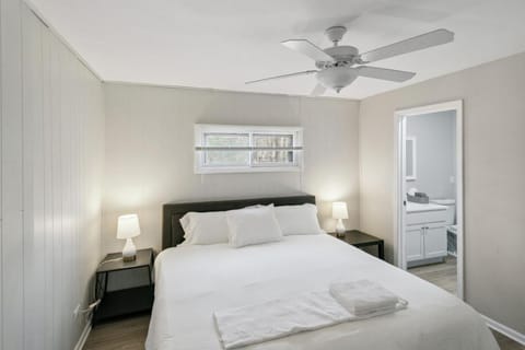 Beautiful Updated 5 bedroom home in Downtown Libertyville Near Naval Base House in Illinois