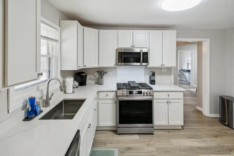 Beautiful Updated 5 bedroom home in Downtown Libertyville Near Naval Base House in Illinois