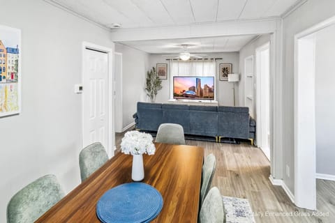 Beautiful Updated 5 bedroom home in Downtown Libertyville Near Naval Base House in Illinois