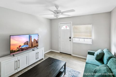 Beautiful Updated 5 bedroom home in Downtown Libertyville Near Naval Base House in Illinois