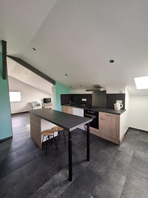 Coffee/tea facilities, Kitchen or kitchenette, dishwasher, stove, kitchen