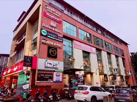 Neighbourhood, City view, Street view, Location, Parking