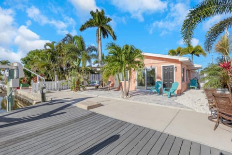 2589 Bayshore Dr House in Matlacha