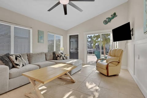 2589 Bayshore Dr House in Matlacha