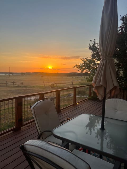 Lakeside Sunset - Hot Tub, Pool Table, Beautiful Views!! Apartment in Canyon Lake