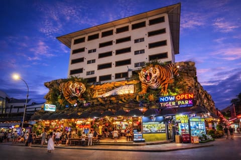 Property building, People, Evening entertainment, City view, Location