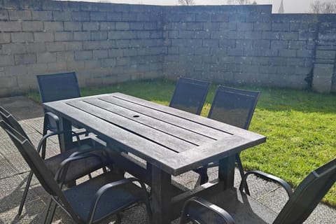 4 Bed House Sleeps 8 - Enclosed Garden - Parking House in Killarney