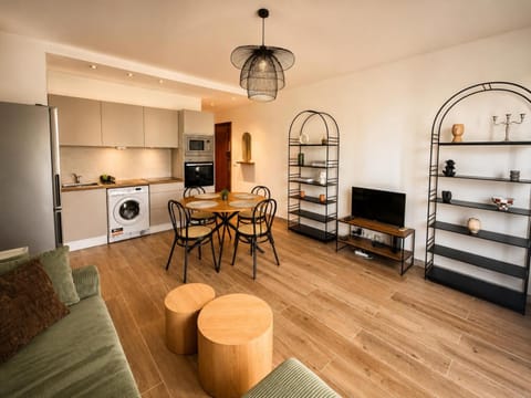 Communal lounge/ TV room, Living room, Seating area, Dining area, oven, stove