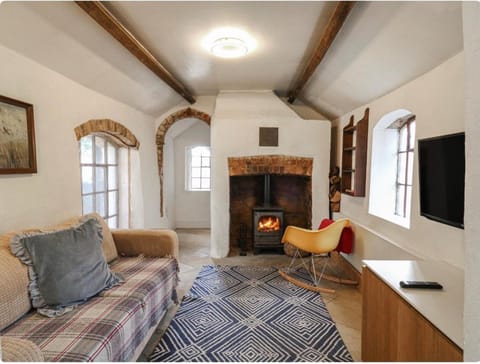 TV and multimedia, Living room, Decorative detail, Seating area, Evening entertainment, furniture, heating, acessibility