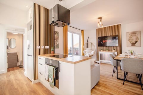 Kitchen or kitchenette, Seating area, Dining area, oven, stove
