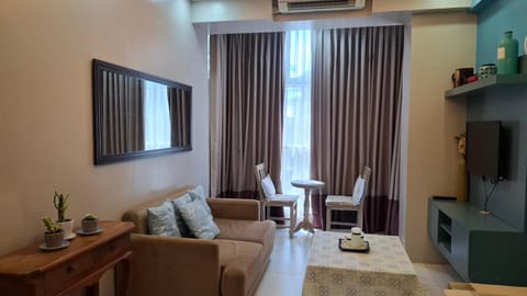Communal lounge/ TV room, TV and multimedia, Living room, Seating area, Evening entertainment, air conditioner