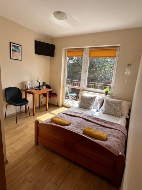 Bed, TV and multimedia, Living room, Photo of the whole room, Seating area, Bedroom, towels