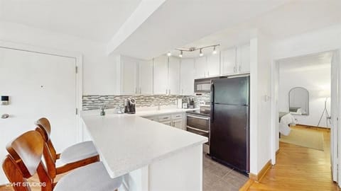 Lisle, 2BR Balcony and Fireplace Apartment in Lisle