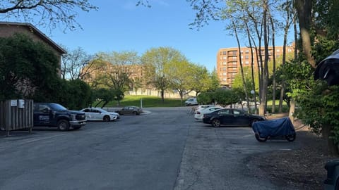 Lisle, 2BR Balcony and Fireplace Apartment in Lisle