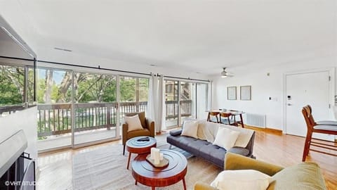 Lisle, 2BR Balcony and Fireplace Apartment in Lisle