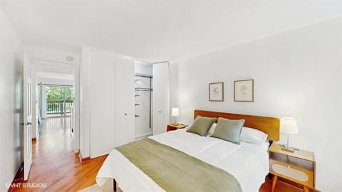 Lisle, 2BR Balcony and Fireplace Apartment in Lisle