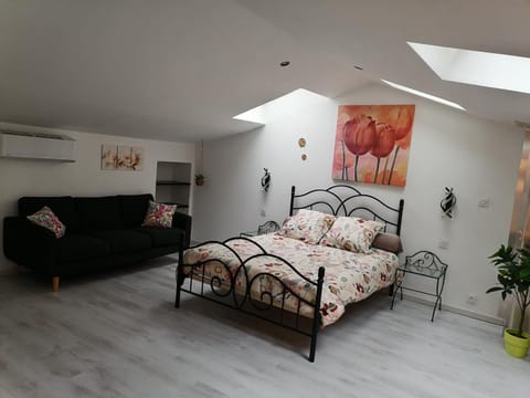 Bed, Photo of the whole room, Bedroom, air conditioner