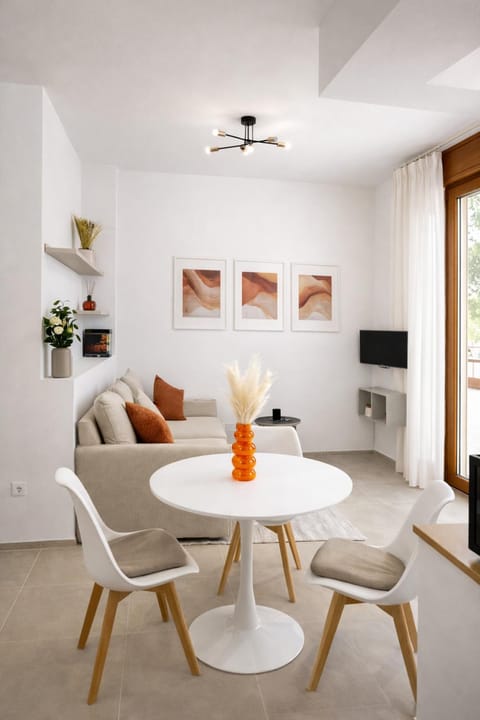 TV and multimedia, Seating area, Dining area