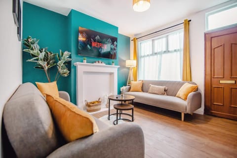 TV and multimedia, Living room, Seating area, internet