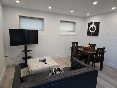 TV and multimedia, Living room, Seating area, Evening entertainment