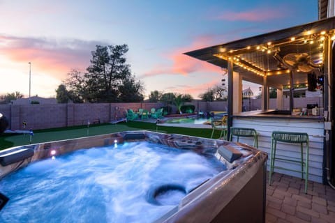 Bloomin' Dunes - Pool Pickleball & Tiki Bar House in Gilbert
