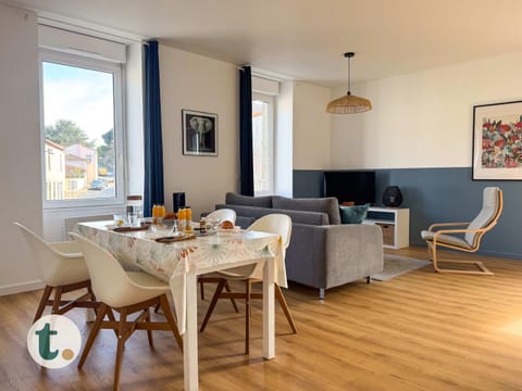 Living room, Seating area, Dining area