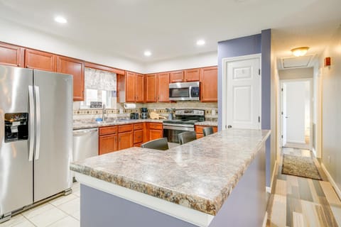 3 Mi to UT and Market Square Poolside Retreat! House in Knoxville