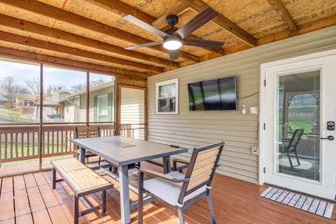 3 Mi to UT and Market Square Poolside Retreat! House in Knoxville