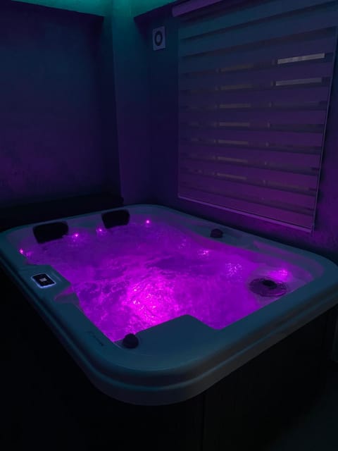 Hot Tub, Swimming pool