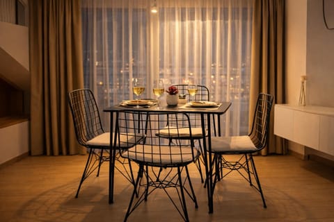 Living room, Food and drinks, Seating area, Dining area, Drinks