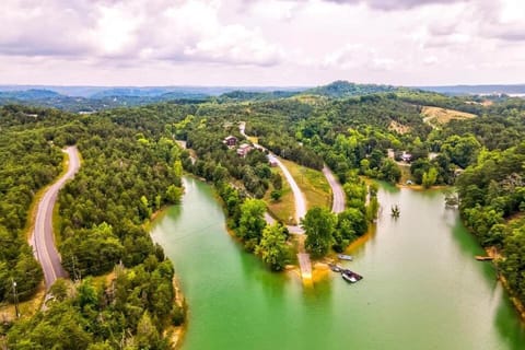 Spectacular Lake Cabin! Sleeps 14, Private Lake Access and Dock, Hot Tub, Free Parking! Cabin in Douglas Lake